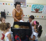 COLORIR SUSTENTÁVEL: HOJE É DIA DE ALIMENTAR AS MINHOCAS E BRINCAR!