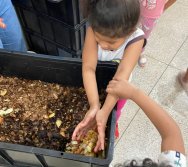 COLORIR SUSTENTÁVEL: HOJE É DIA DE ALIMENTAR AS MINHOCAS E BRINCAR!