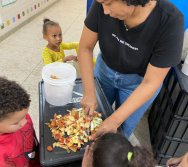 COLORIR SUSTENTÁVEL: HOJE É DIA DE ALIMENTAR AS MINHOCAS E BRINCAR!