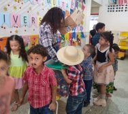 PEQUENOS COLETORES - TAMPINHAS COLORIDAS NO PROJETO COLORIR SUSTENTÁVEL