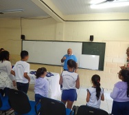 DESENHISTA ZOTA COM A TURMA DO NTV - PREMIAÇÃO DE ALUNOS - DESENHO DO MUSEU - EMEF LACY ZULEIC