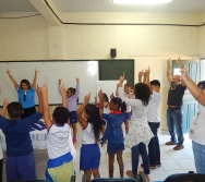 DESENHISTA ZOTA COM A TURMA DO NTV - PREMIAÇÃO DE ALUNOS - DESENHO DO MUSEU - EMEF LACY ZULEIC