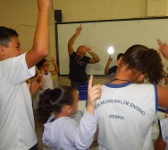 DESENHISTA ZOTA COM A TURMA DO NTV - PREMIAÇÃO DE ALUNOS - DESENHO DO MUSEU - EMEF LACY ZULEIC